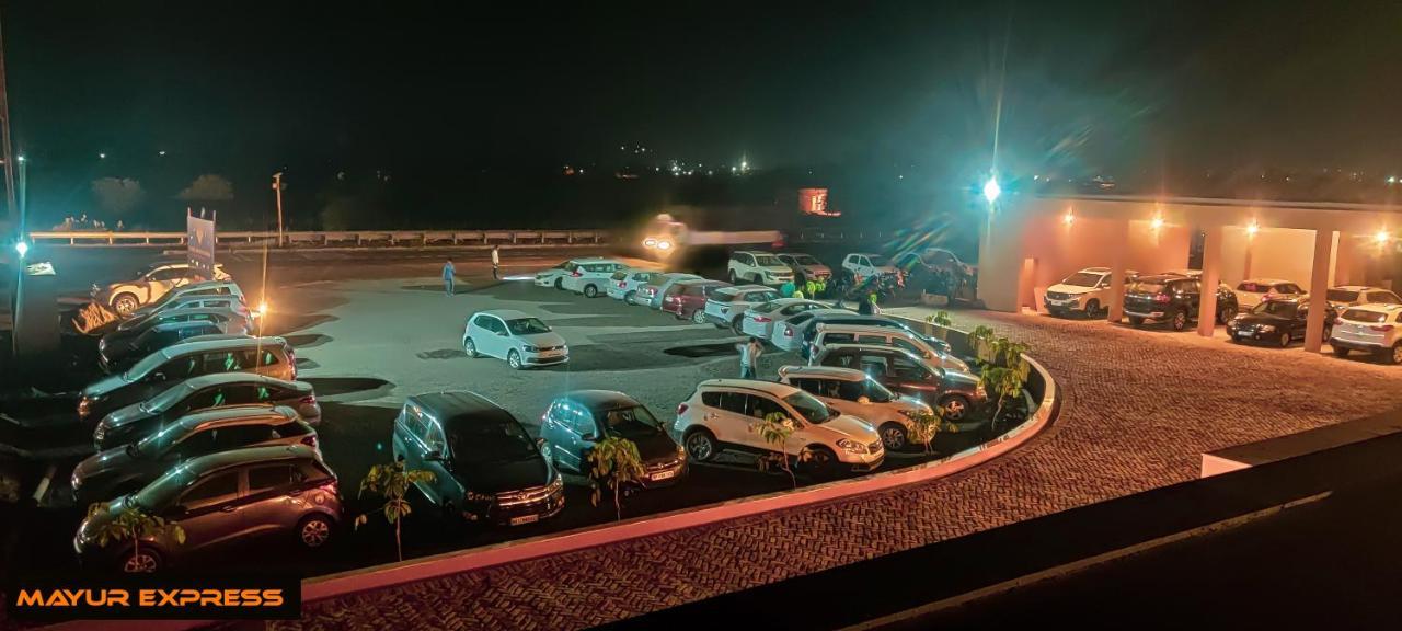 Hotel Mayur Express Sangamner Eksteriør billede